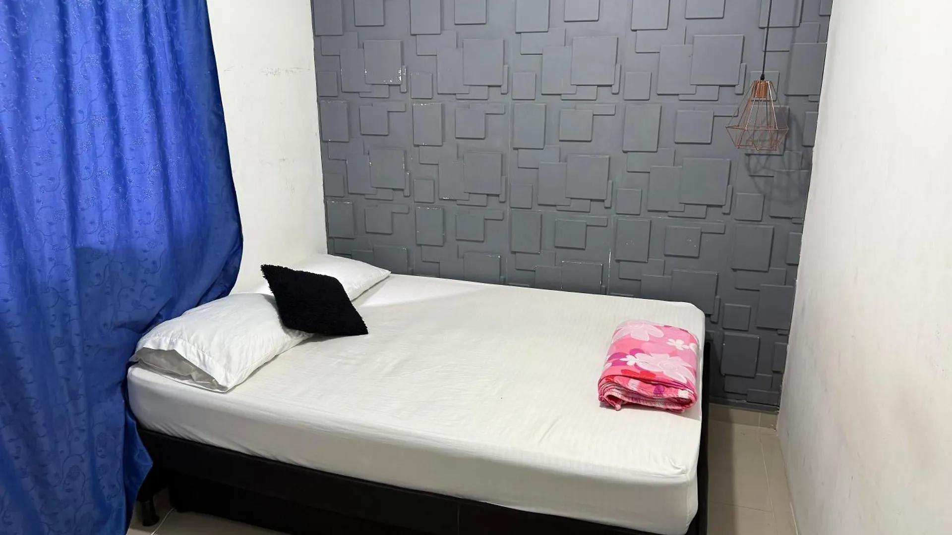 Hermosa Casa Muy Amplia En Excelente Sector 메딜린 0*,  콜롬비아